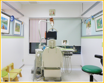 プライバシーを意識して、各ユニットが完全に独立した、セミオープンタイプの個室形態の診療室です。